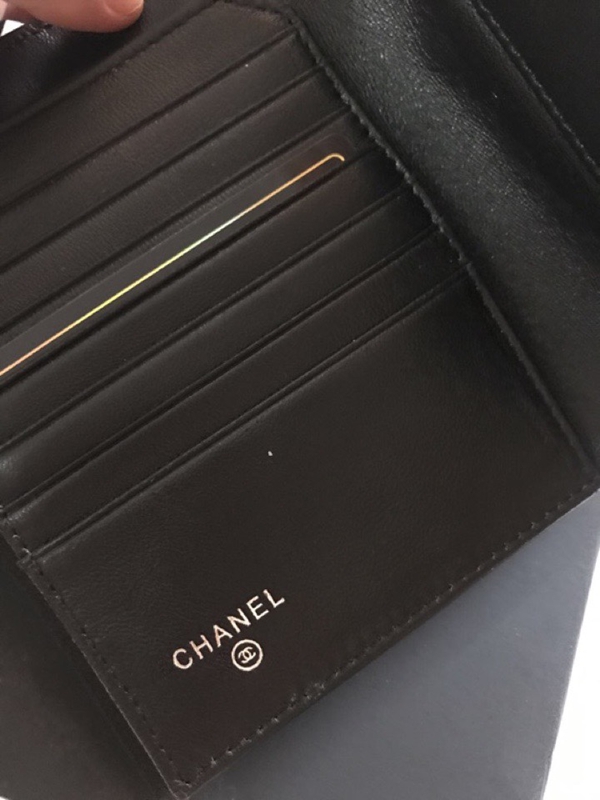 コピーシャネル激安財布着用イメージ